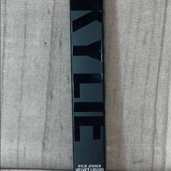 Kylie Jenner Kylie Cosmetics Velvet Liquid Lipstick Surprise Me 0.11 oz - Picture 1 of 3
